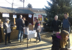 Eb&eacute;deljen egyet vel&uuml;nk, &eacute;s ezzel seg&iacute;tse a r&aacute;szorul&oacute;kat!