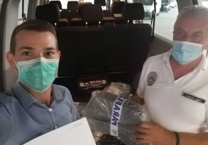 300 db arcpajzs &eacute;rkezett az &ouml;nkorm&aacute;nyzat r&eacute;sz&eacute;re