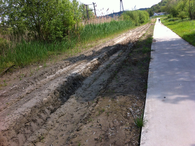 A Rákóczi utca - Erdőrész utca közötti, 2015-ben elkészült új járda, valamint a mellette lévő kitisztított, kiegyengetett és tereprendezett terület.