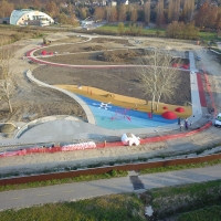 Akt&iacute;v park &eacute;p&uuml;l a f&uuml;rdő mellett