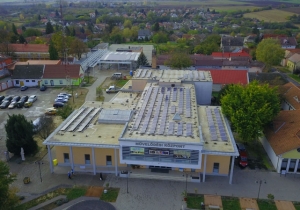 Elk&eacute;sz&uuml;lt a napelemes rendszer a Művelőd&eacute;si K&ouml;zpont &eacute;p&uuml;let&eacute;nek tetej&eacute;n