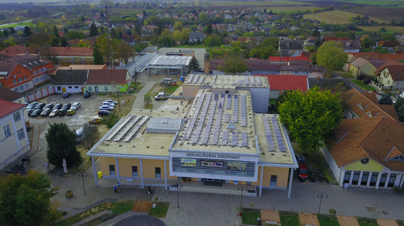 Elkészült a napelemes rendszer a Művelődés Központ épületének tetején