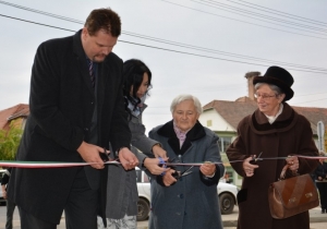 Fel&uacute;j&iacute;tott udvar teszi komfortosabb&aacute; az idősek mindennapjait