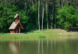 Szent Hubertus K&aacute;polna a Parkerdőben