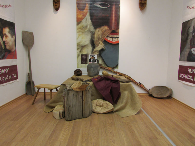 Busómaszk kiállítás nyílt a Tamási Galériában Englert Antal busómaszk-faragó népi iparművész munkáiból