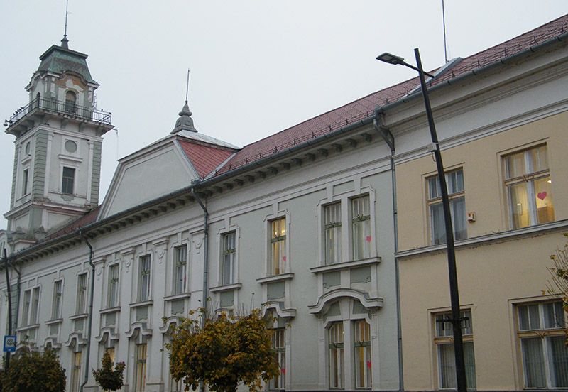 Piros szívek az ablakban