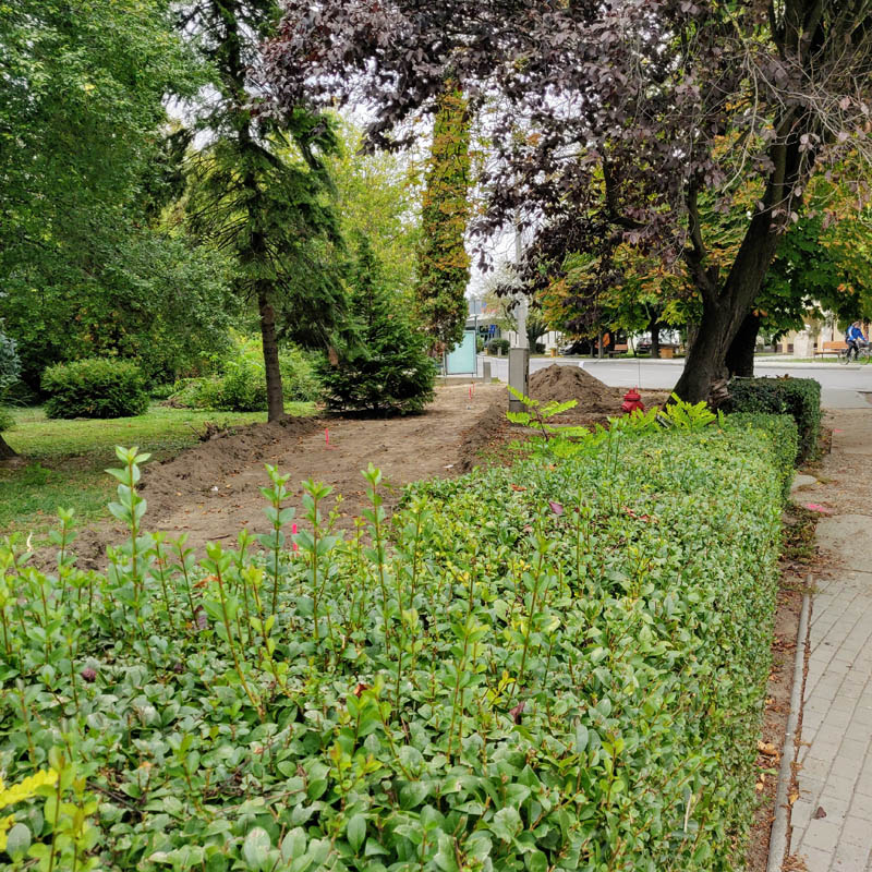 Elkezdődtek a munkálatok a gimnáziumi buszmegálló mögött