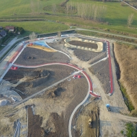 Akt&iacute;v park &eacute;p&uuml;l a f&uuml;rdő mellett