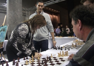 L&oacute;di L&aacute;szl&oacute; a magyar sakk kir&aacute;ynőj&eacute;vel m&eacute;rkőz&ouml;tt meg