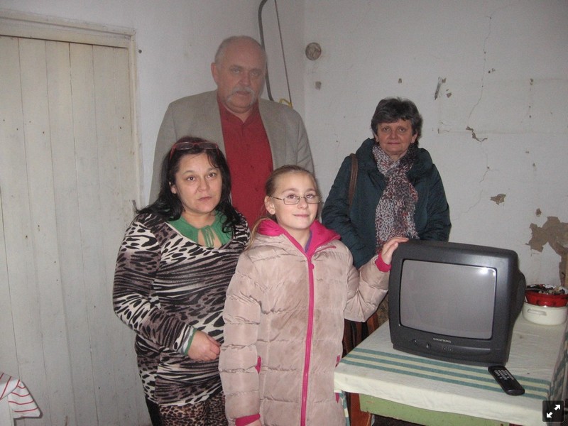 Ajándék televízió készülék a rászoruló családoknak