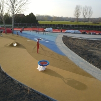 Akt&iacute;v park &eacute;p&uuml;l a f&uuml;rdő mellett