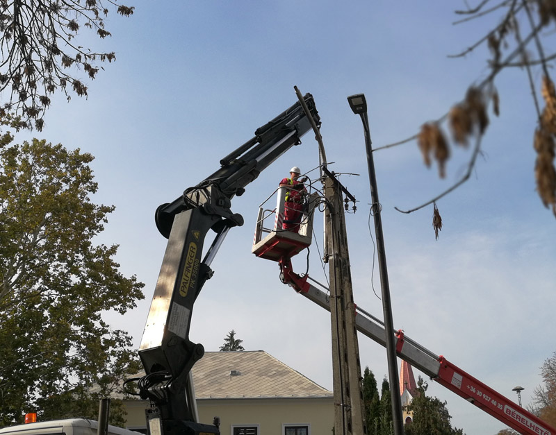 Elkezdődött a kandeláberek cseréje a városközpontban