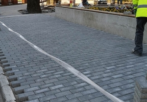 Folytat&oacute;dik a gimn&aacute;zium előtti buszmeg&aacute;ll&oacute; fel&uacute;j&iacute;t&aacute;sa