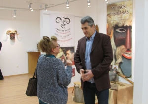 Bus&oacute;maszk ki&aacute;ll&iacute;t&aacute;s ny&iacute;lt a Tam&aacute;si Gal&eacute;ri&aacute;ban Englert Antal bus&oacute;maszk-farag&oacute; n&eacute;pi iparműv&eacute;sz munk&aacute;ib&oacute;l