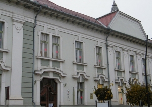 Piros sz&iacute;vek az ablakban