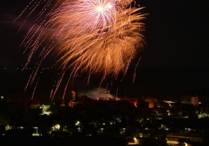 Tűzij&aacute;t&eacute;k Tam&aacute;si 700 &eacute;ves sz&uuml;let&eacute;snapj&aacute;n