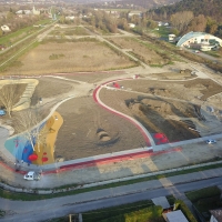 Akt&iacute;v park &eacute;p&uuml;l a f&uuml;rdő mellett