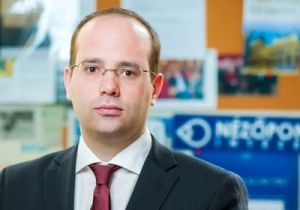 Mr&aacute;z &Aacute;goston politol&oacute;gus tart előad&aacute;st a V&aacute;rosi K&ouml;nyvt&aacute;rban