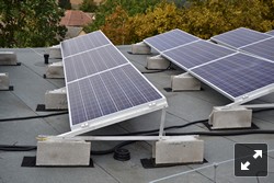 Napelemek kerültek a Béri Balogh Ádám Gimnázium és Kollégium épületegyüttesének kollégiumi szárnyára