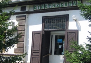 A Gesztenyesor Gy&oacute;gyszert&aacute;r utcai homlokzata a ny&aacute;r folyam&aacute;n fel&uacute;j&iacute;t&aacute;sra ker&uuml;l