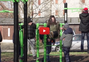 &Aacute;tadt&aacute;k a street workout p&aacute;ly&aacute;t a J&oacute;zsef Attila lak&oacute;telep z&ouml;ld&ouml;vezet&eacute;ben