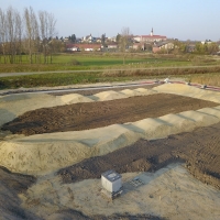 Akt&iacute;v park &eacute;p&uuml;l a f&uuml;rdő mellett