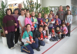 A Philips mikul&aacute;sa csomagot k&uuml;ld&ouml;tt r&aacute;szorul&oacute; gyermekeinknek