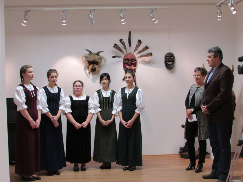 Busómaszk kiállítás nyílt a Tamási Galériában Englert Antal busómaszk-faragó népi iparművész munkáiból