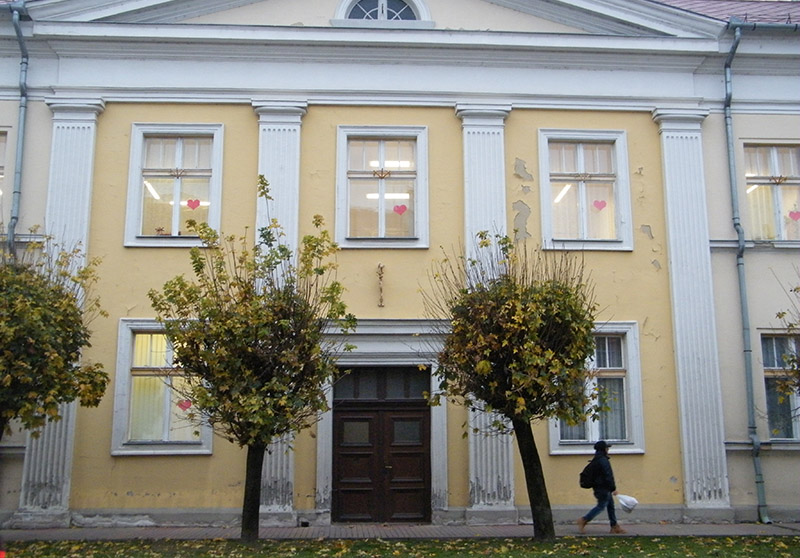 Piros szívek az ablakban