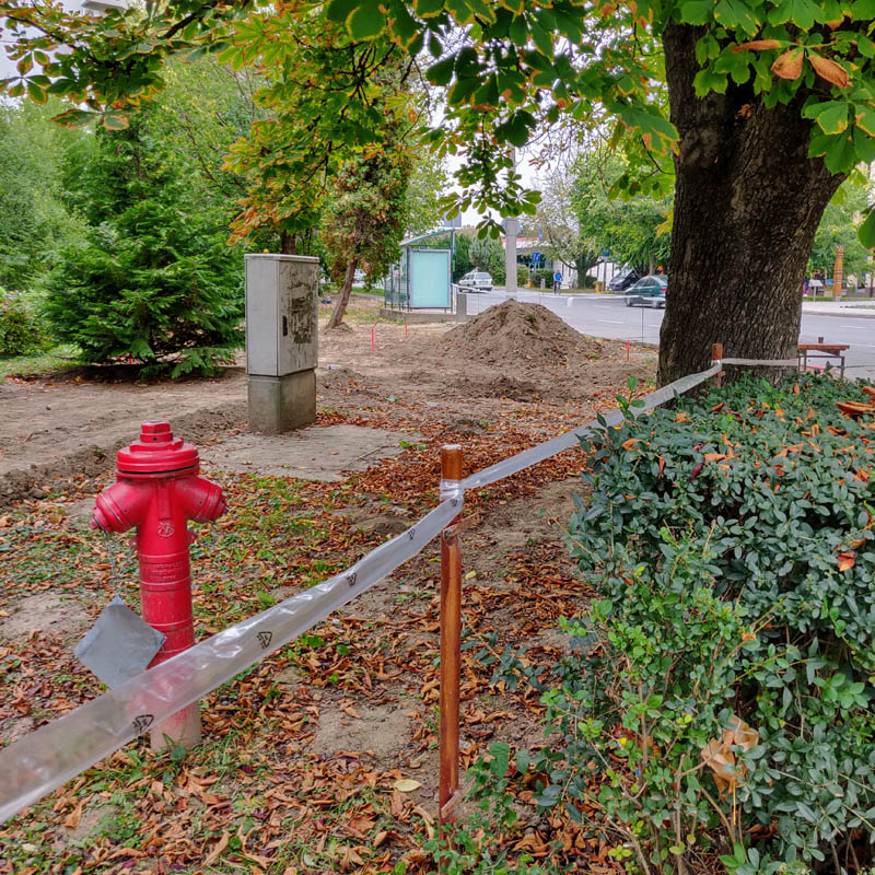 Elkezdődtek a munkálatok a gimnáziumi buszmegálló mögött