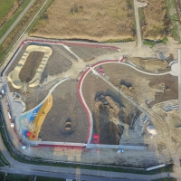 Akt&iacute;v park &eacute;p&uuml;l a f&uuml;rdő mellett