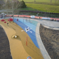 Akt&iacute;v park &eacute;p&uuml;l a f&uuml;rdő mellett