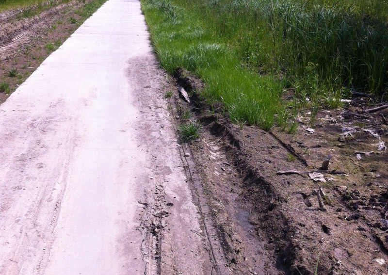 A Rákóczi utca - Erdőrész utca közötti, 2015-ben elkészült új járda, valamint a mellette lévő kitisztított, kiegyengetett és tereprendezett terület.