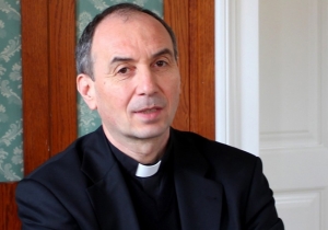 P&uuml;sp&ouml;ki l&aacute;togat&aacute;s a gimn&aacute;ziumban