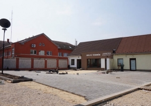 V&eacute;g&eacute;hez k&ouml;zelednek a Logisztikai K&ouml;zpont &eacute;s a hozz&aacute; tartoz&oacute; parkol&oacute; kivitelez&eacute;s&eacute;nek munk&aacute;latai