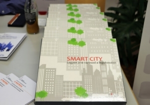 Okos v&aacute;ros k&eacute;rdő&iacute;v