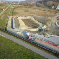 Akt&iacute;v park &eacute;p&uuml;l a f&uuml;rdő mellett