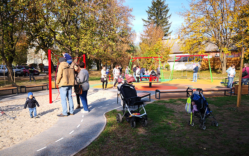 12. alkalommal ültettek fákat az előző évben született gyermekek tiszteletére