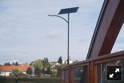 Napelemes lámpák díszítik az új kerékpáros hidat