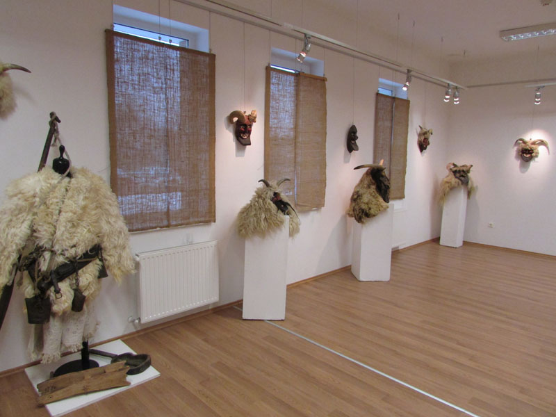 Busómaszk kiállítás nyílt a Tamási Galériában Englert Antal busómaszk-faragó népi iparművész munkáiból