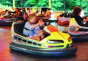 Vid&aacute;mpark a kemping mellett