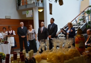 Helyettes &aacute;llamtitk&aacute;r: strat&eacute;giai c&eacute;l a k&ouml;zfoglalkoztat&aacute;s