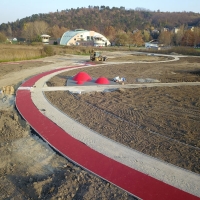 Akt&iacute;v park &eacute;p&uuml;l a f&uuml;rdő mellett