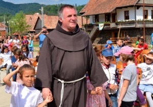 B&ouml;jte Csaba p&aacute;rtfogolt gyermekei Tam&aacute;siban