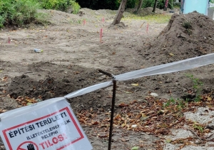 Elkezdődtek a munk&aacute;latok a gimn&aacute;ziumi buszmeg&aacute;ll&oacute; m&ouml;g&ouml;tt