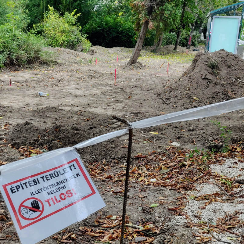 Elkezdődtek a munkálatok a gimnáziumi buszmegálló mögött