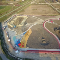 Akt&iacute;v park &eacute;p&uuml;l a f&uuml;rdő mellett