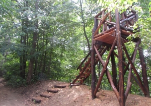 A Kil&aacute;t&oacute; elk&eacute;sz&uuml;lt, a T&uacute;rapont &eacute;s a L&aacute;togat&oacute;k&ouml;zpont &eacute;p&iacute;t&eacute;se j&oacute;l halad